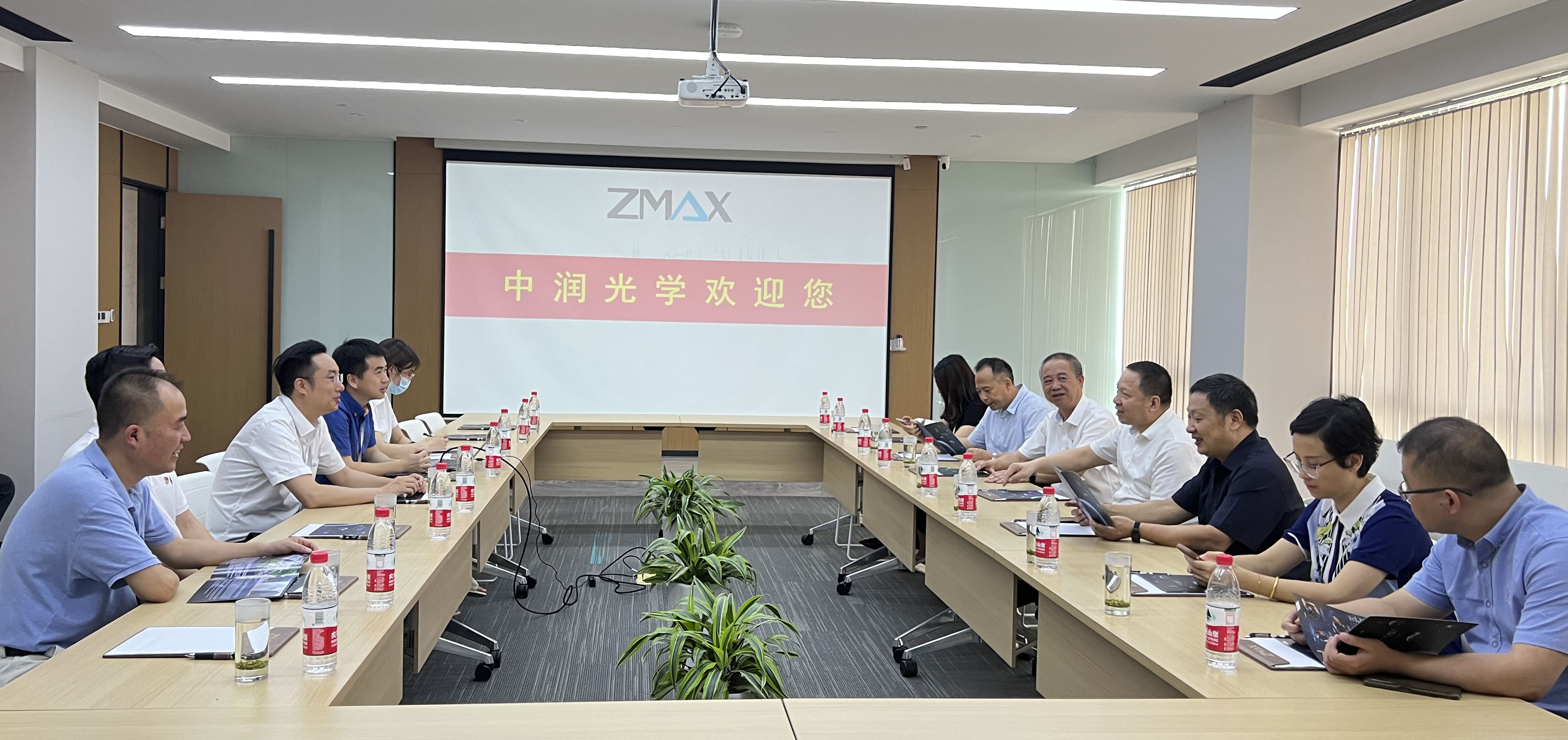 Wang Jie, member of the Standing Committee of the Zhejiang Provincial People's Congress and deputy director of the Finance and Economic Committee, and his delegation visited ZMAX Optech for investigation and research